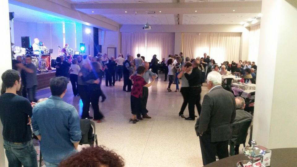 Colto da infarto mentre balla provvidenziale il defibrillatore
