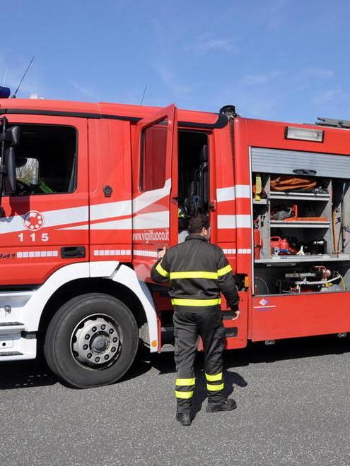 Canna fumaria in fiamme per colpa dei calabroni 