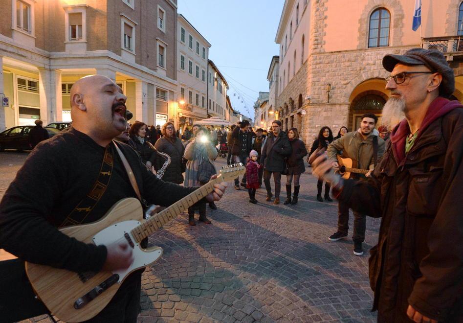 Musicisti in piazza per ricordare il blues di Pino Daniele