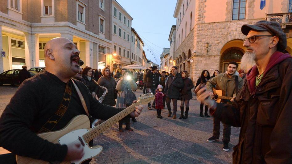 Musicisti in piazza per ricordare il blues di Pino Daniele
