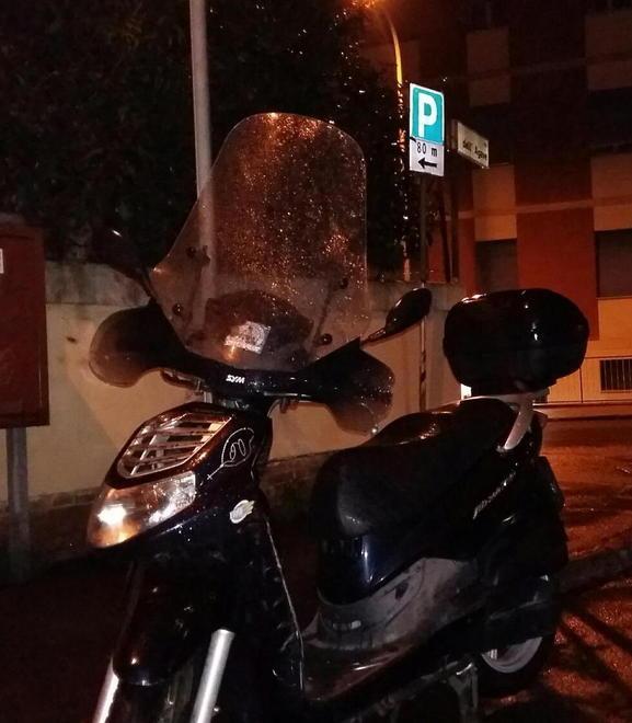 Scontro tra due scooter, tre feriti in via degli Oleandri