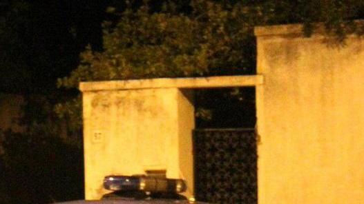 Trovano il ladro in casa, inseguimento a Antignano