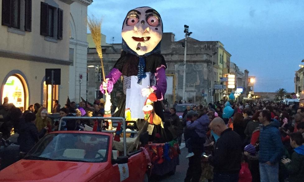La Befana distribuisce frittelle e dolci