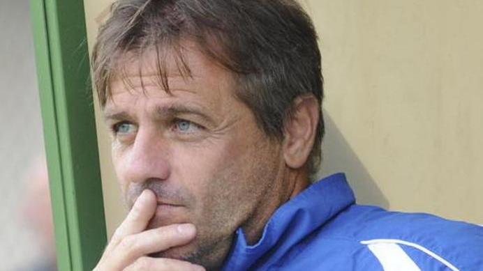 Il trainer ospite schiuma rabbia «L’arbitro giocava con loro»