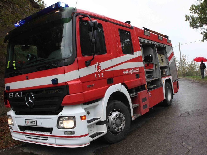 Alberi caduti e black-out per le forti raffiche di vento