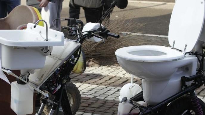 Motobefana, tanta fantasia e folla per il maxi-raduno