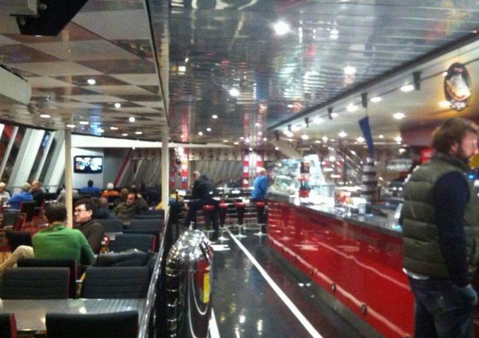 Alcuni passeggeri della Moby Wonder ferma a Livorno