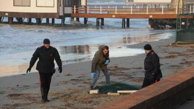 Cadavere sulla spiaggia di Follonica, al polso un bracciale con la scritta "Matteo"