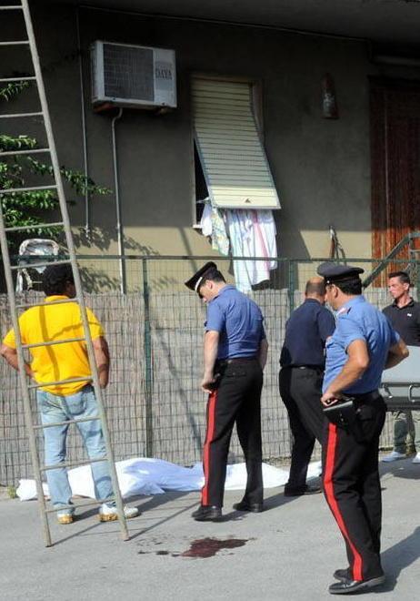 Gettò la madre giù dal terrazzo: pena dimezzata 