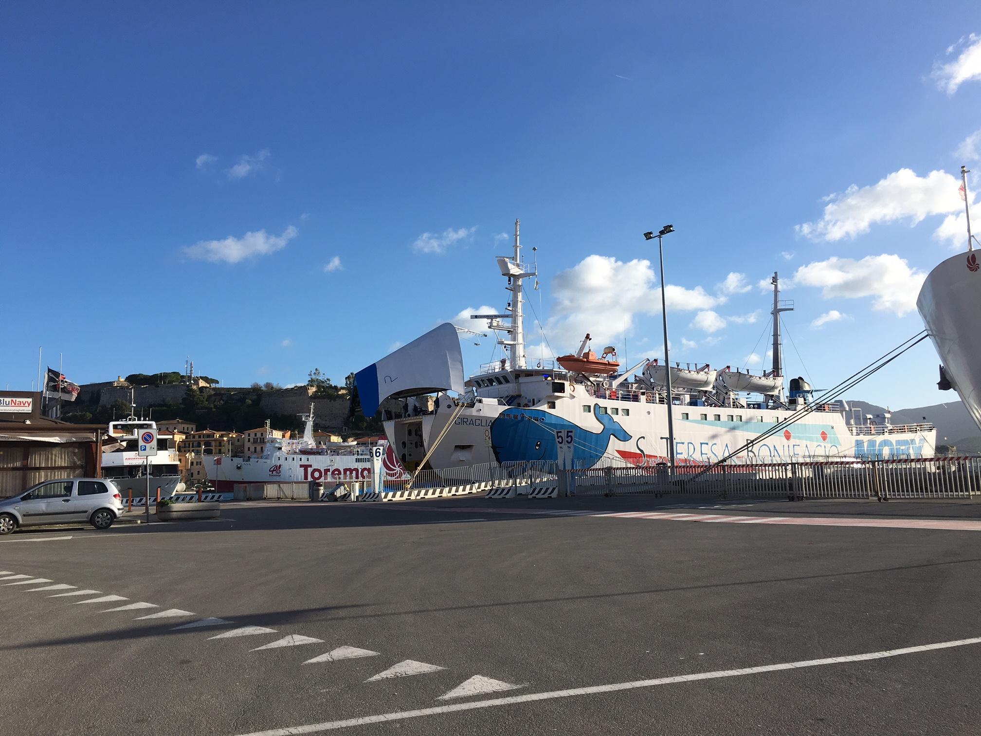 Traghetti fermi sul porto
