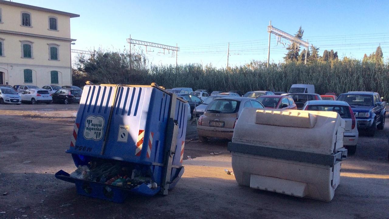 Cassonetti rovesciati nel parcheggio del Dopolavoro ferroviario di Cecina (foto Falorni)