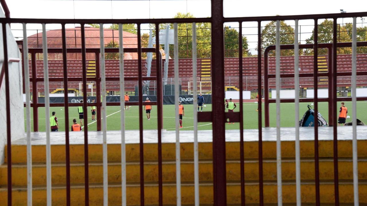 i cancelli chiusi dello stadio di Pontedera (Foto Franco Silvi)