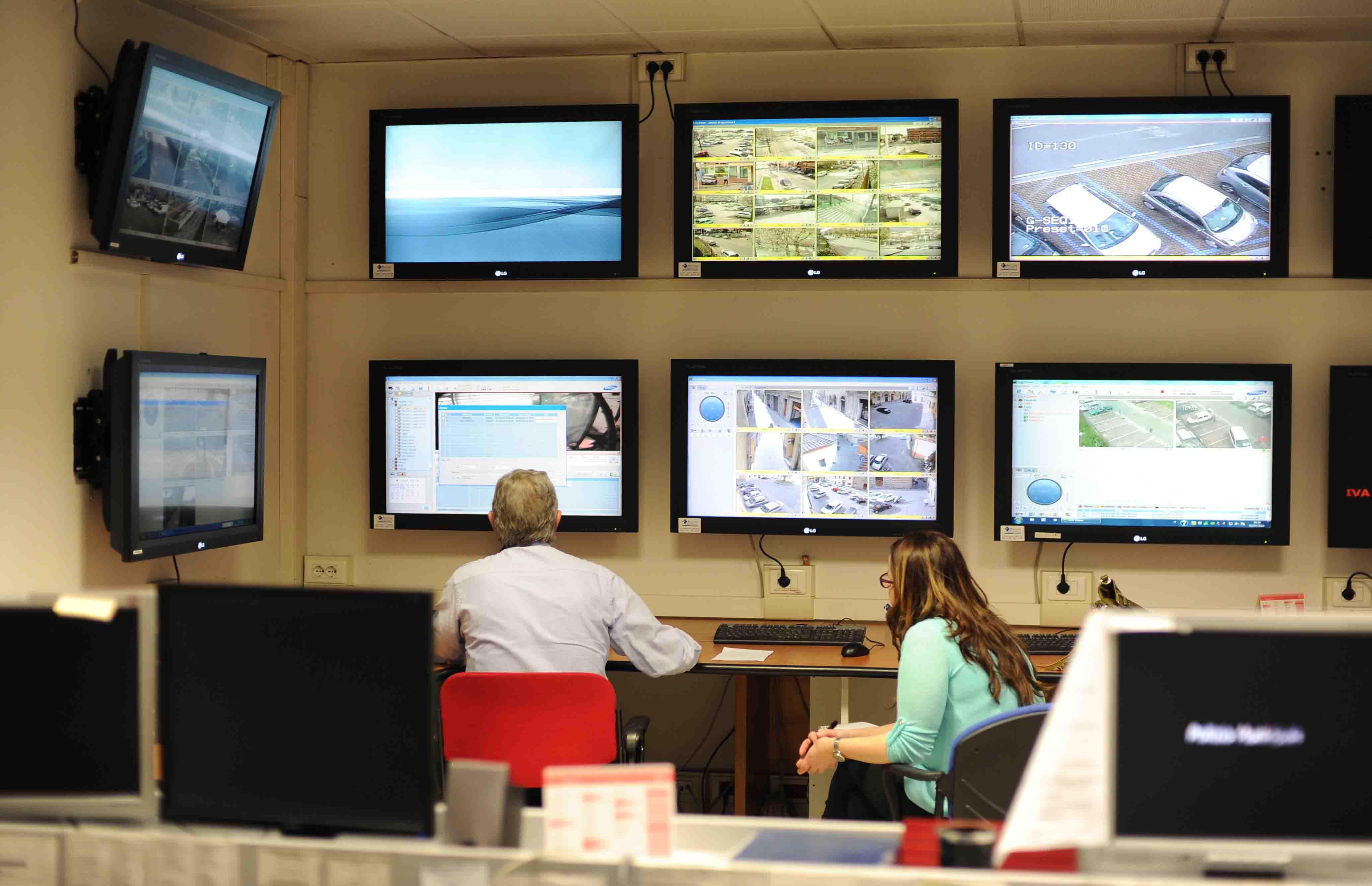 La sala operativa della Polizia municipale, da dove si controllano le telecamere del centro (foto Gori)