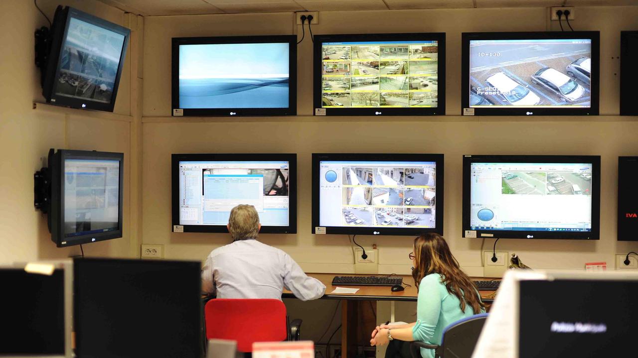 La sala operativa della Polizia municipale, da dove si controllano le telecamere del centro (foto Gori)