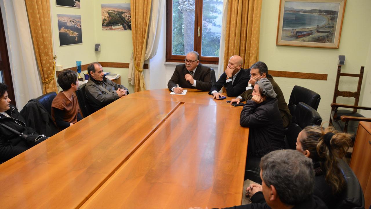 L'incontro tra gli abitanti di zona Baratta a Olbia e il sindaco