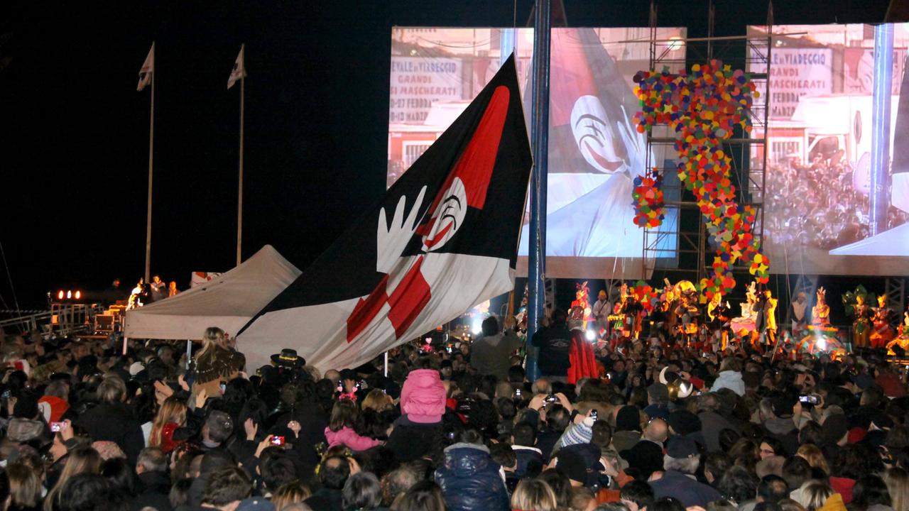 L'alzabandiera con cui inizia il Carnevale
