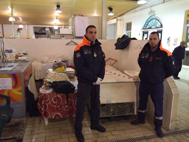 Il blitz della guardia costiera al mecato civico di Alghero