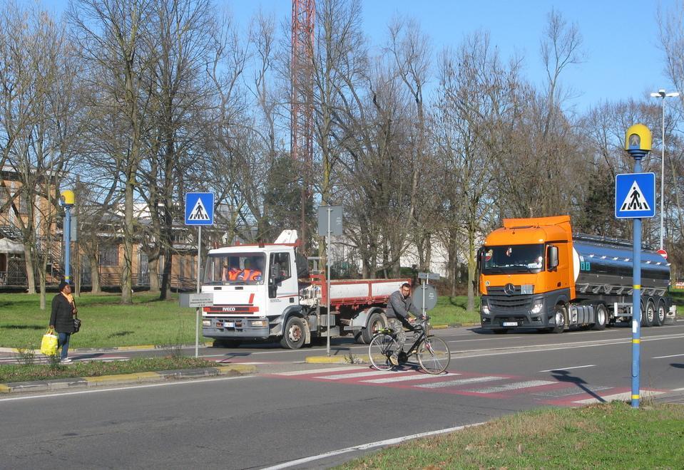 Travolta mentre va a scuola a Carpi: sedicenne grave 