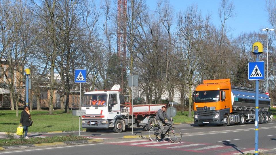 Travolta mentre va a scuola a Carpi: sedicenne grave