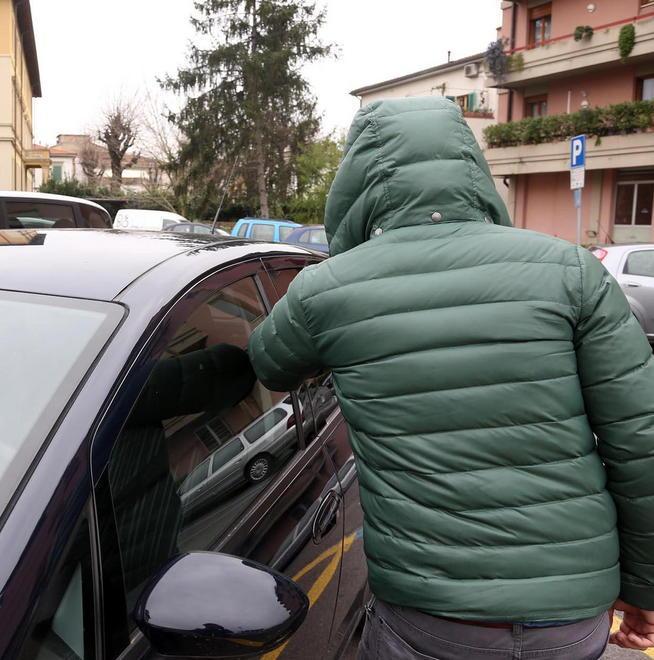 Svaligiano le auto in sosta dei ciclisti durante la gara 