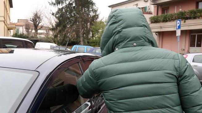Svaligiano le auto in sosta dei ciclisti durante la gara