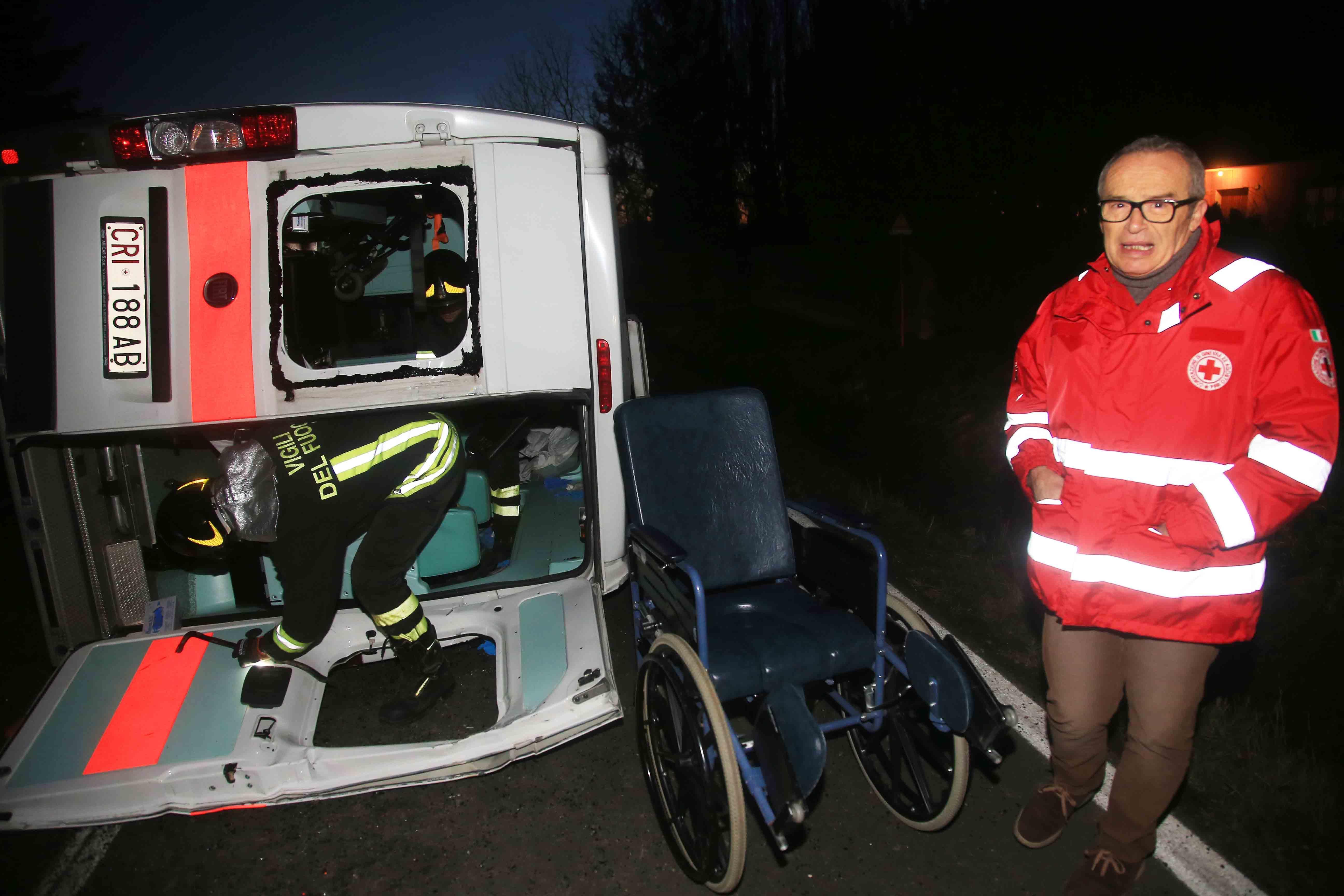 Correggio, scontro tra due auto e un'ambulanza: 6 feriti