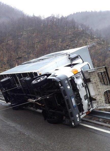 Bufera di vento devasta la montagna 