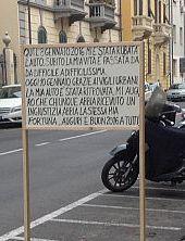 Installa un cartello per ringraziare i vigili 