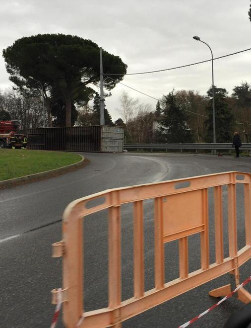 Si ribalta alla rotatoria 
