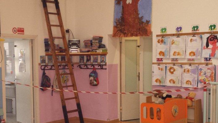 Giù pezzo d’intonaco nei bagni dell’asilo