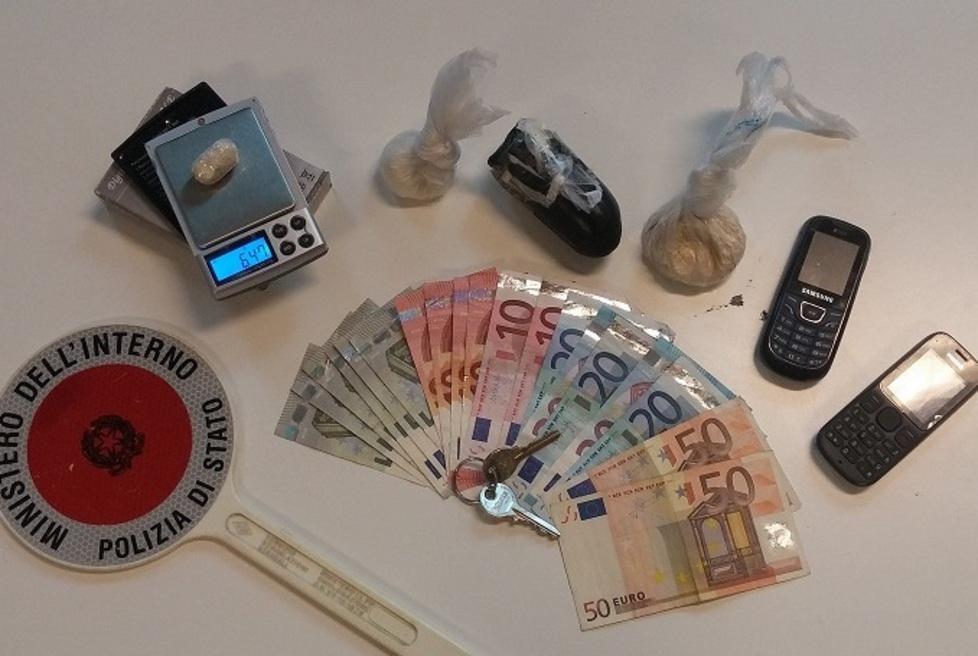 Blitz in via dei Mille Eroina e cocaina nascoste nei calzini 