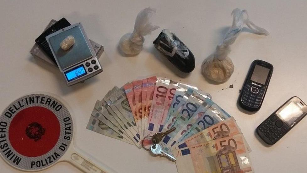 Blitz in via dei Mille Eroina e cocaina nascoste nei calzini