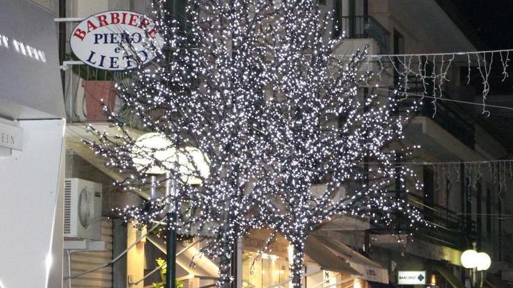 Via gli addobbi di Natale si lavora all’albero di luce