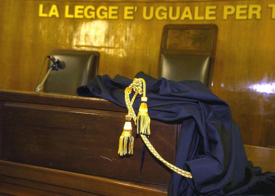 Pestò la consigliera, condannato 
