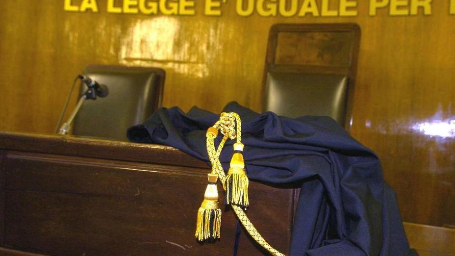 Pestò la consigliera, condannato