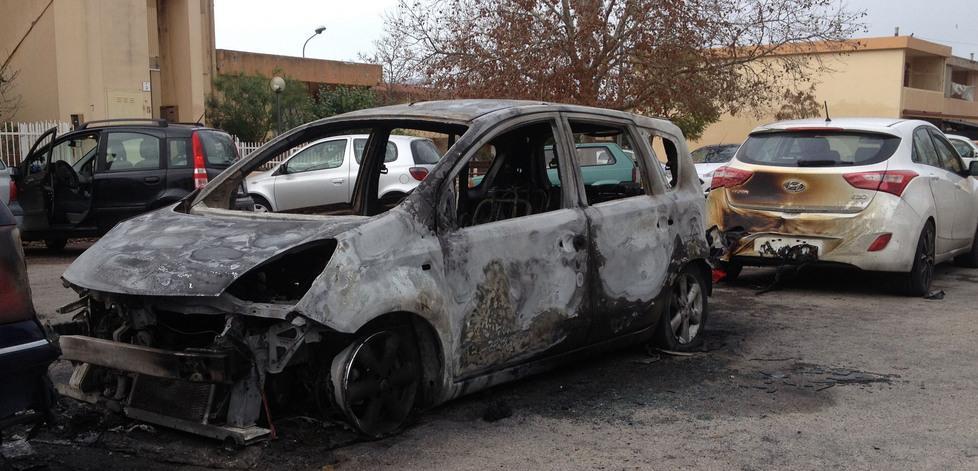Tre auto incendiate al Carmine 