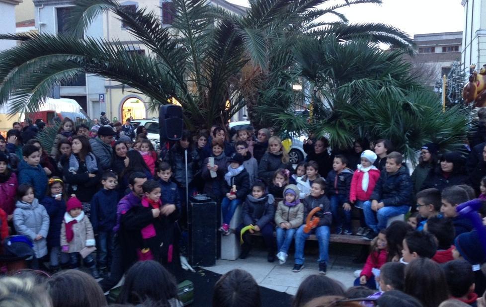 Joe Perrino e befane in piazza 