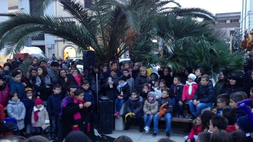 Joe Perrino e befane in piazza