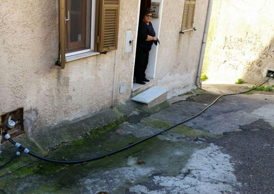 Abbanoa esegue i lavori ma lascia il tubo volante per anni