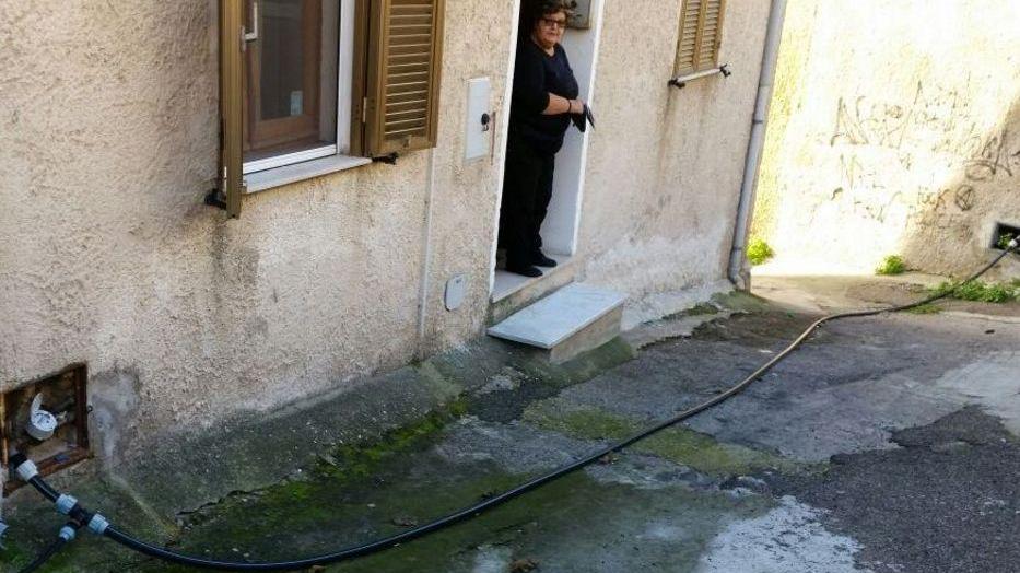 Abbanoa esegue i lavori ma lascia il tubo volante per anni