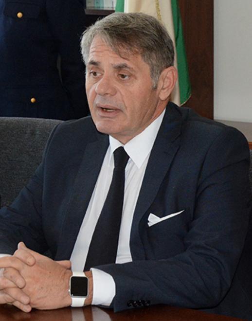 Minorenni assaltano negozio di telefoni 