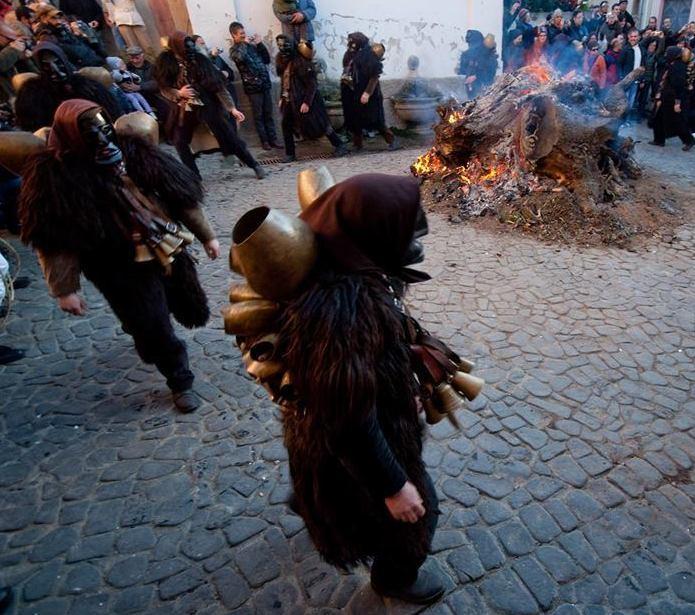 La danza dei mamuthones attorno ai falò 