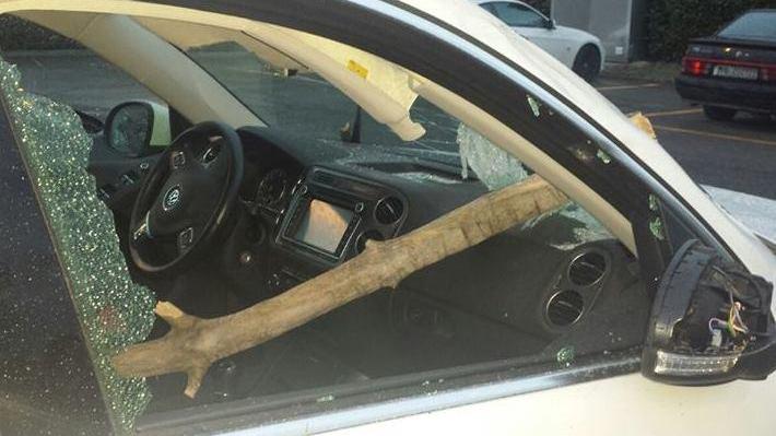 Ramo “sventra” un’auto in corsa