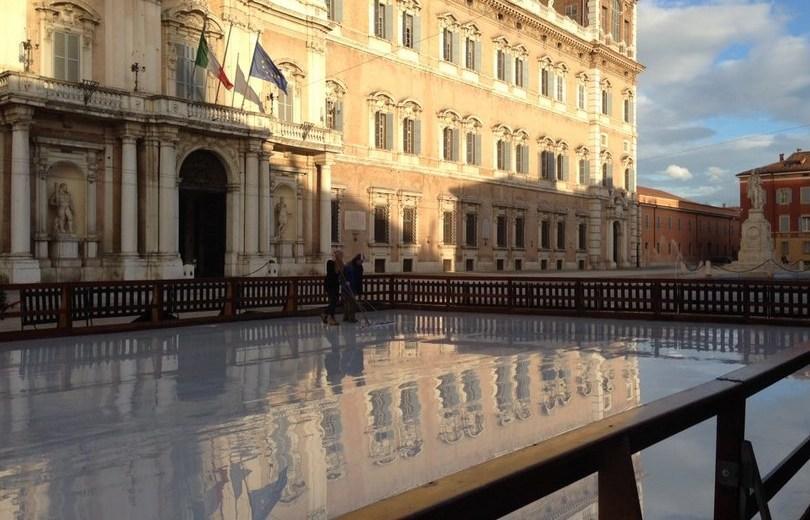 Pista di ghiaccio? No, è un laghetto