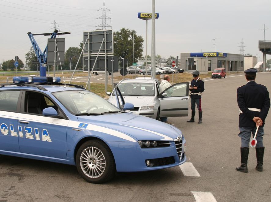 Forza il posto di blocco inseguito in via Emilia