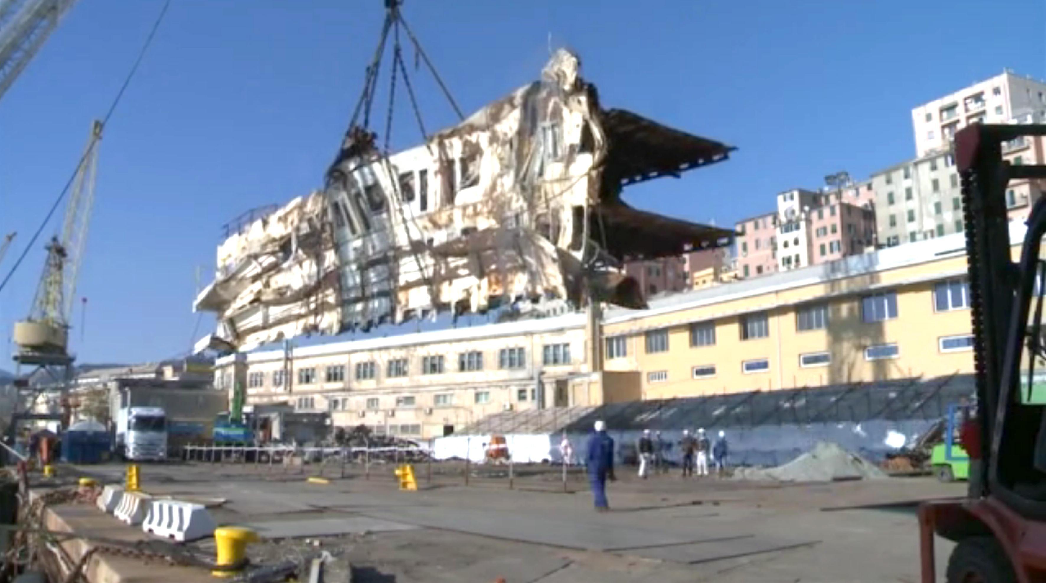 Il relitto della Concordia a Genova (foto Shiprecycling)