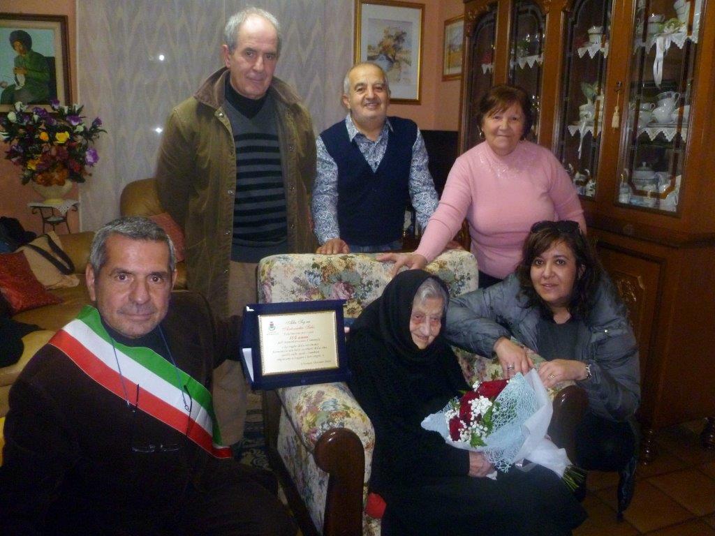 Tzia Antonietta Salis festeggiata nel giorno del suo 104° compleanno