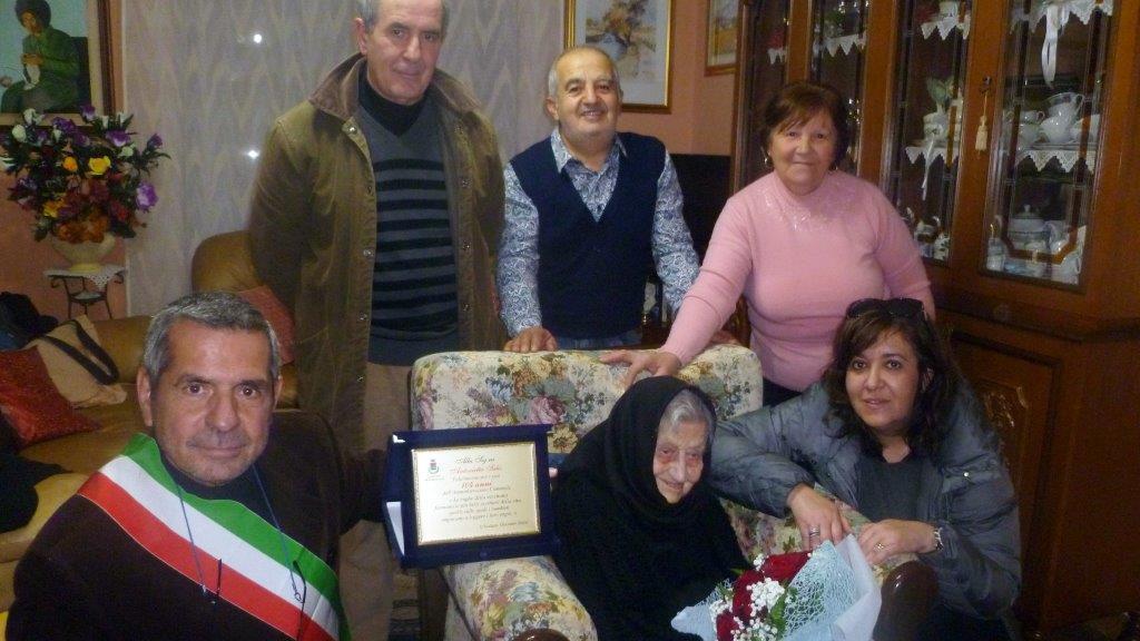Tzia Antonietta Salis festeggiata nel giorno del suo 104° compleanno
