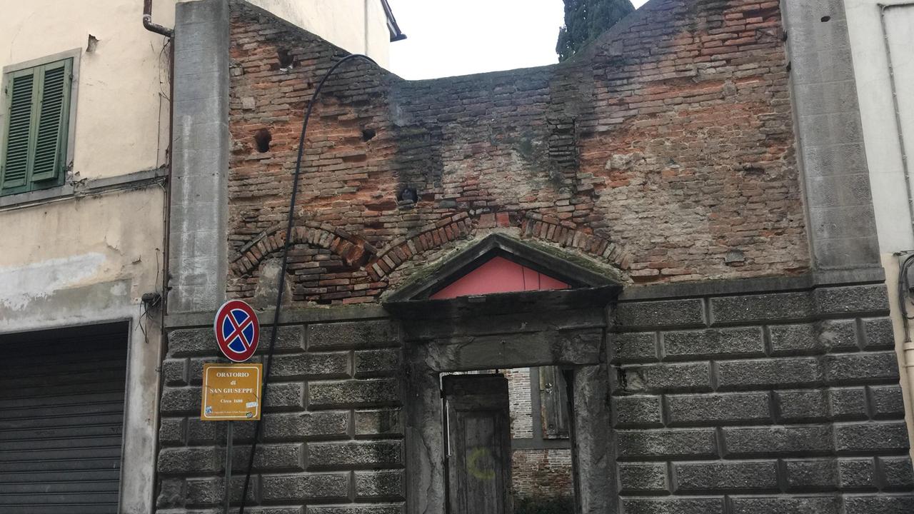 L'ingresso dell'oratorio nei pressi del ponte napoleonico a Pontedera