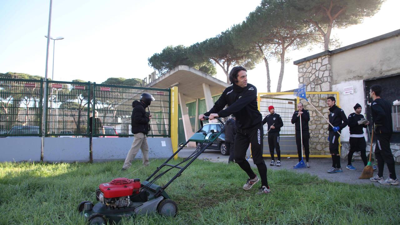 Alberto Reccolani al lavoro per pulire la zona dello stadio